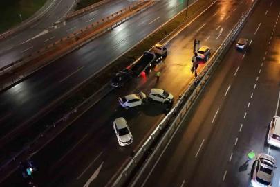 Ataşehir’de zincirleme kaza: Yardım için duran araçlar da kazaya karıştı, 3 yaralı