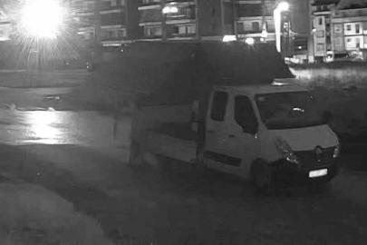 Atığını sokağa atan sürücüye fotokapan takibi