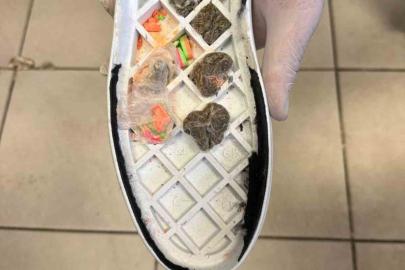 Ayakkabı tabanına zulalanmış uyuşturucu ele geçirildi