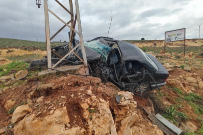 Aydınlatma direğine çarpan otomobilin sürücüsü öldü