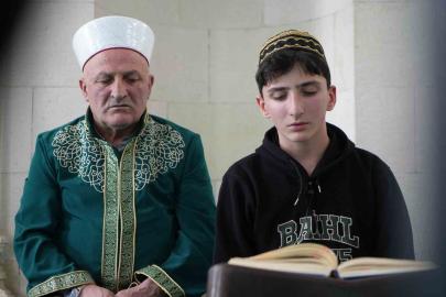 Aynı kubbe altında iki nesil: Hafız oğul mukabele okuyor, imam hatip baba namaz kıldırıyor