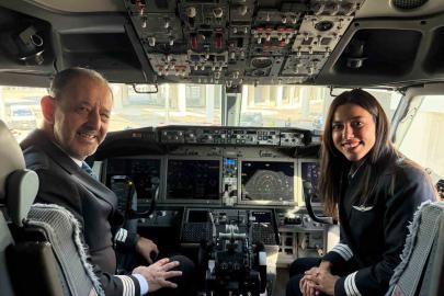 Baba ve kız aynı kokpitte: 42 yıllık pilot gökyüzüne kızıyla veda etti
