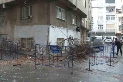 Bağcılar’da bir binanın çatısı çöktü: 2 araç hasar gördü