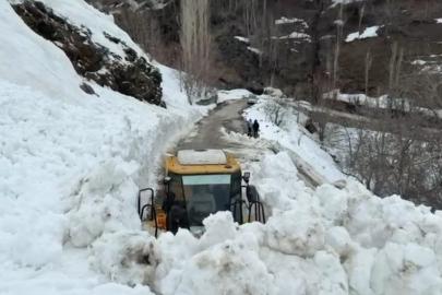 Bahçesaray’da yola çığ düştü