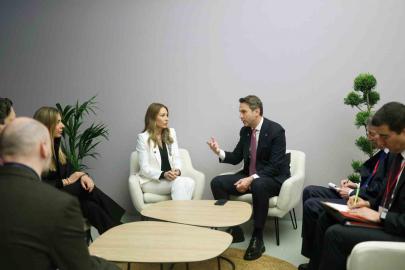 Bakan Bayraktar, Paris’te ikili görüşmeler gerçekleştirdi