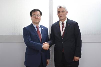 Bakan Bolat, Yaounde’de Güney Koreli Bakan Han-Koo ile görüştü