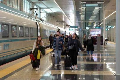 Bakan Uraloğlu: "Ankara-İstanbul arasında 6 ek YHT seferi gerçekleştireceğiz, böylece 2 bin 898 kişi daha sevdiklerine ulaşacak"