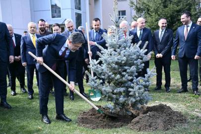Bakan Yumaklı Kırklareli Valiliği bahçesine fidan dikti