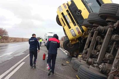 Balık yemi yüklü tır devrildi