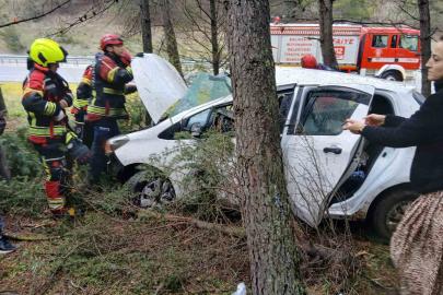 Balıkesir’de otomobil ormanlık alana uçtu: 2 yaralı