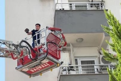 Balkon filesine takılan güvercini itfaiye kurtardı