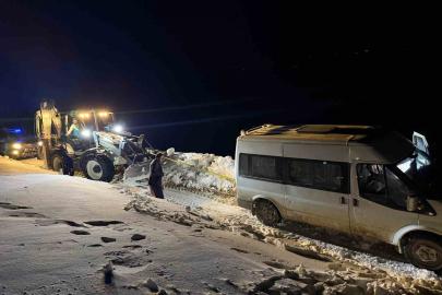 Başkale’de yoldan çıkan minibüs kara saplandı