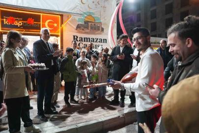 Başkan Hallaç’a Ramazan Çarşısı’nda sürpriz doğum günü kutlaması