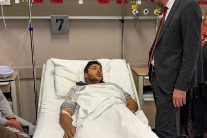 Başkan Vekili Çiçek, hastaneye giderek kazada yaralanan personelin durumu hakkında bilgi aldı