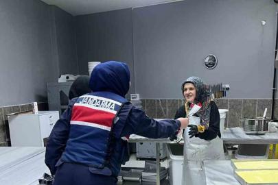 Bayburt jandarması kadın esnaf ve öğretmenlerin kadınlar gününü kutladı