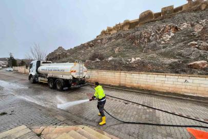 Bayburt’ta bahar temizliği kapsamında yollar ve kaldırımlar tazyikli suyla yıkanıyor