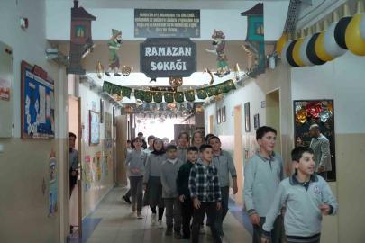 Bayburt’ta öğrenciler Ramazan ruhunu okula taşıdı: Koridorda ’Ramazan Sokağı’ oluşturuldu