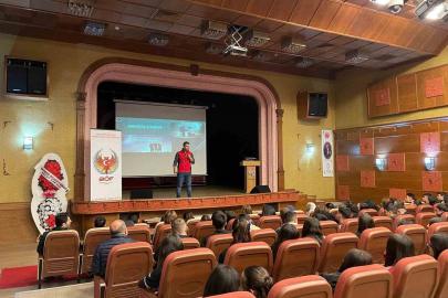 Bayındır’da öğrencilere "Gençlik Güvenli Gelecek" konferansı verildi
