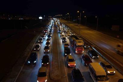 Bayram bitiyor, tatilciler mega kentlere akın ediyor: 43 ilin geçiş noktasında yoğun trafik