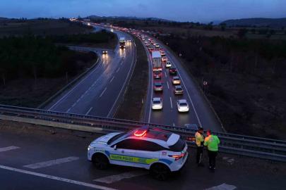 Bayram dönüşü çilesi: 30 kilometrelik araç kuyruğu havadan görüntülendi