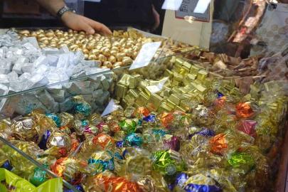 Bayramlık çikolata ve şekerler tezgahlarda