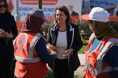 Belediye personellerine kadınlar günü sürprizi