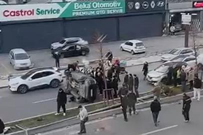 Beylikdüzü’nde direğe çarpan araç takla attı