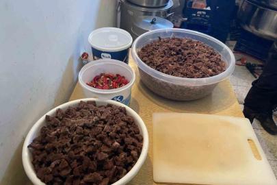 Bilecik’te bodrum katta kaçak yemek üretimine zabıta baskını