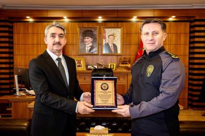 Bilecik’te emekliye ayrılan polis memuruna plaket