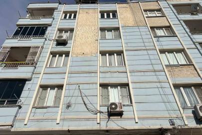 Binadan dökülen parçalar hastanelik etti