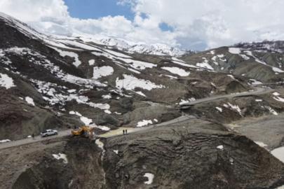 Bingöl’de heyelan sonucu çöken ve kayan yolda çalışmalar başladı