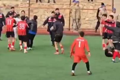 Bitiş düdüğü ile birlikte yeşil saha ringe döndü