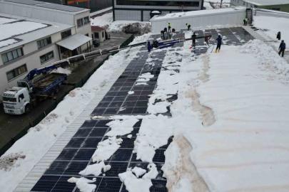 Bitlis OSB’deki çatıda kar yüküne karşı vinçli çözüm