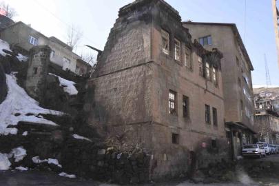 Bitlis’te tarihi evler kışın ardından alarm veriyor