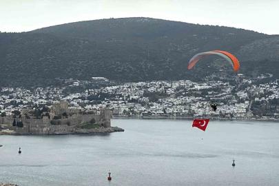 Bodrum semalarında 18 mart mesajı: Dev Türk bayrağıyla anlamlı uçuş