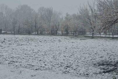 Bolu güne karla uyandı