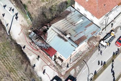 Bolu’da mobilya atölyesiyle bitişikteki ev alevlere teslim oldu