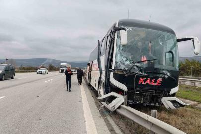 Bolu’da yolcu otobüsü ile çarpışan tır refüje savruldu