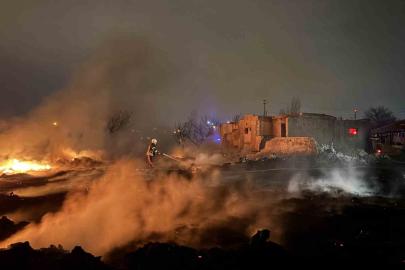 Boş arazide çıkan yangın müstakil eve sıçramadan söndürüldü