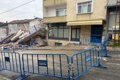"Bu işin ustasıyız" diyen İBB ekibinin tehlikeli yıkımı kamerada: 5 katlı bina yerle bir oldu, yan binanın kolonu zarar gördü