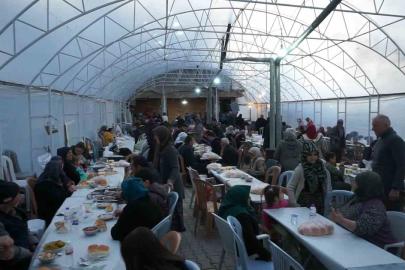 Bu köyde herkes aynı sofrada iftar yapıyor
