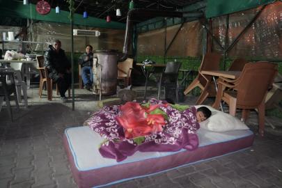 Buldan’da 5.1 büyüklüğündeki depremin ardından yaşanan artçılardan korkan vatandaşlar dışarda sabahladı