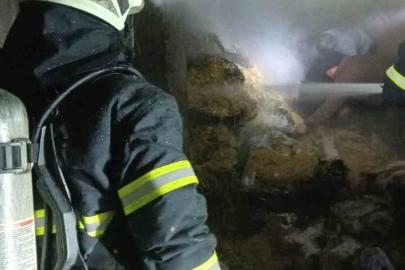 Burdur’da evin altında bulunan saman balyaları yandı