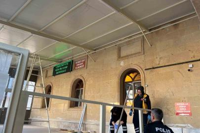 Burdur’da merdivenden düşen usta ve çırağı yaralandı