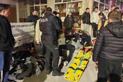 Burdur’da otomobil ile çarpışan motosikletlinin yaralandığı kaza kamerada