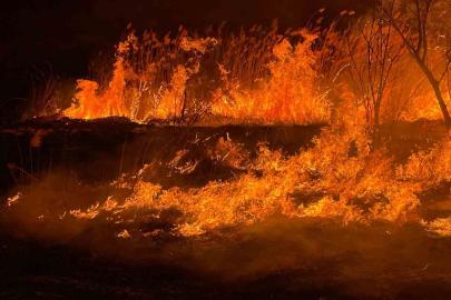 Burdur’da sazlık alanda yangın geceyi aydınlattı