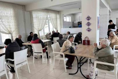 Burhaniye’ de Halk İnisiyatifinden huzurevi ziyareti