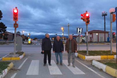 Burhaniye’de düzensiz yanan ışıklar tepki çekti