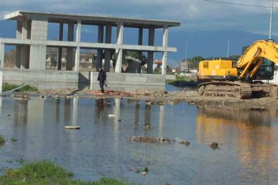 Burhaniye’de pis koku yol değiştirtti