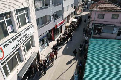 Bursa’da APP plaka izdihamı...Kuyruk sokaklara taştı